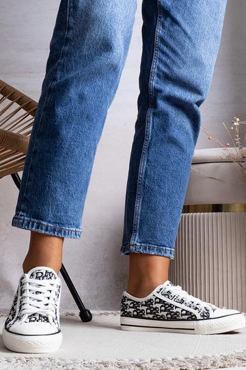 Zapatos de mujer en blanco...