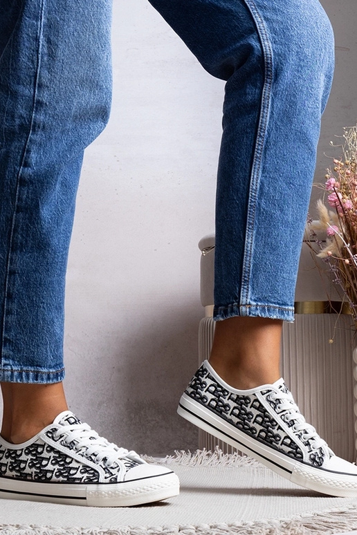 Zapatos de mujer en blanco y negro,... Zapatos de mujer en blanco y negro,...