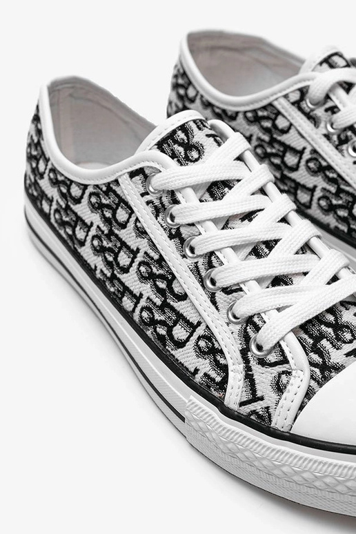 Zapatos de mujer en blanco y negro,... Zapatos de mujer en blanco y negro,...