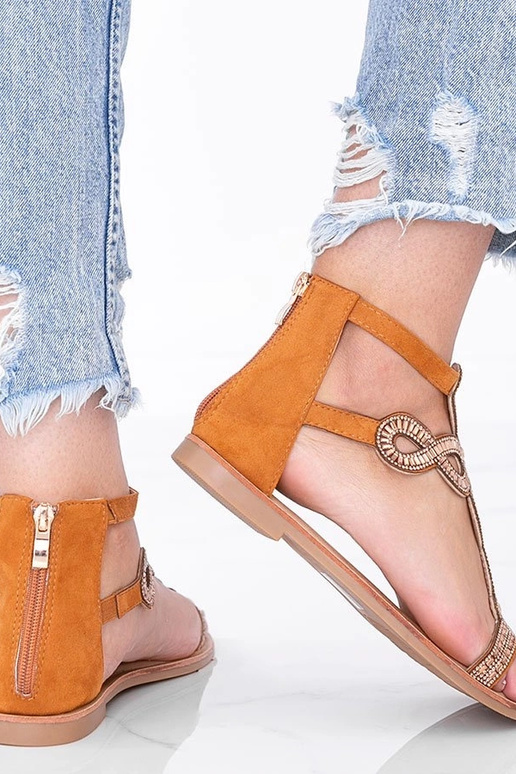 Sandalias marrón claro decorados con... Sandalias marrón claro decorados con...