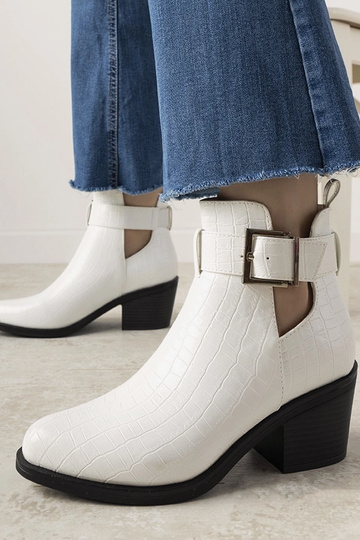 Botines blancos con tacón...