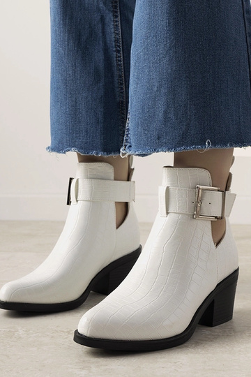 Botines blancos con tacón... 2