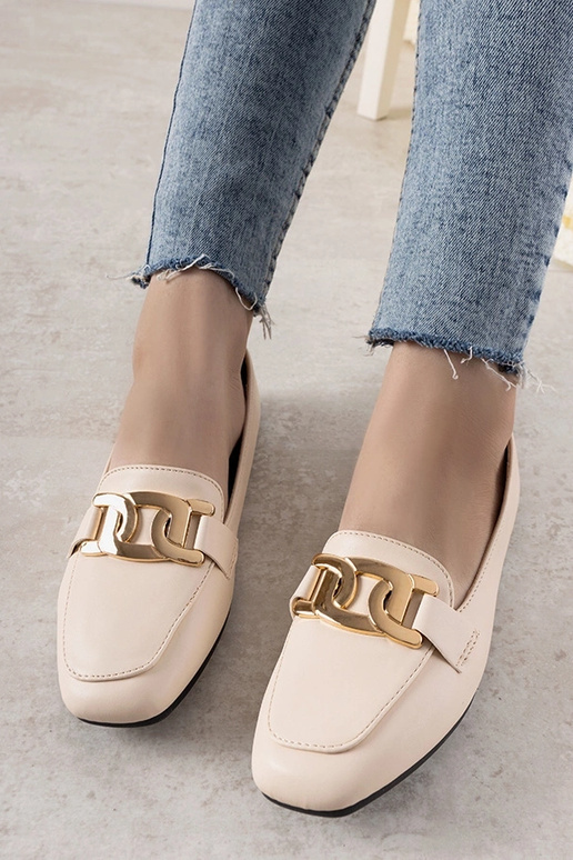Mocasines beige con adorno dorado...
