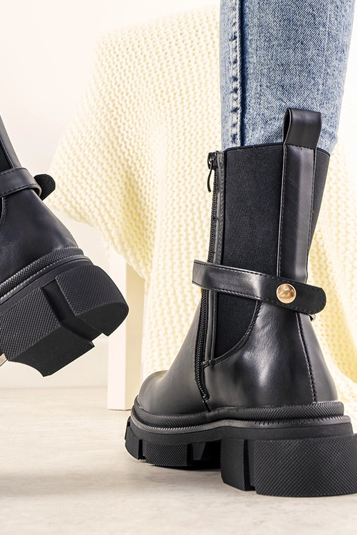 Botines negros con cadena Trinity