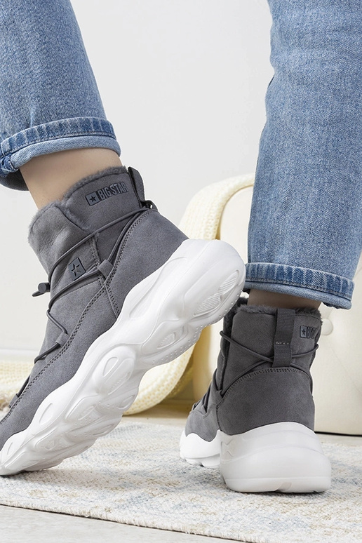 Botas de invierno grises y elegantes...