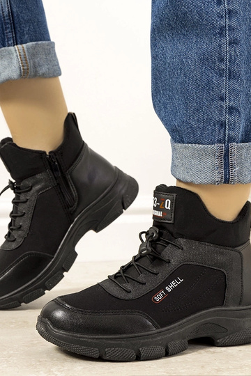 Botas negras de mujer...