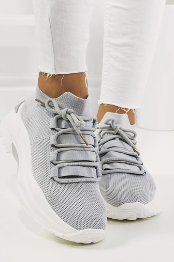 Zapatillas grises de mujer...