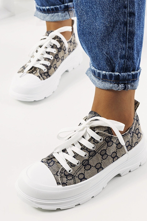 Zapatillas azules y color arena,... Zapatillas azules y color arena,...