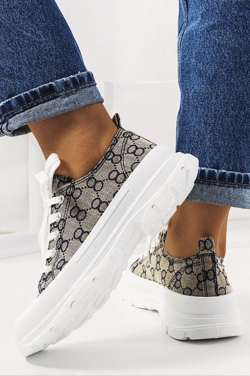 Zapatillas azules y color arena,... Zapatillas azules y color arena,...