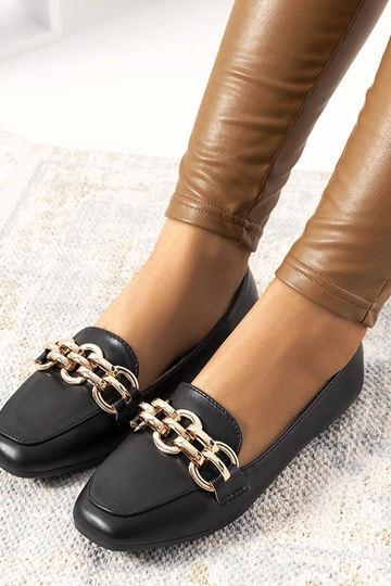Mocasines negros con cadena...