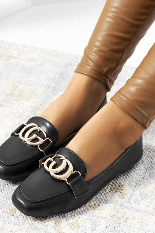Mocasines negros con hebilla dorada...