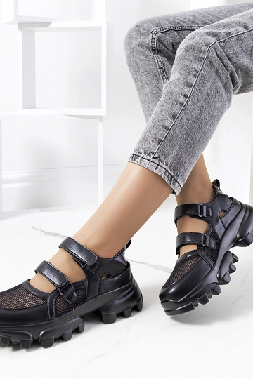 Zapatillas negras con suela... 2