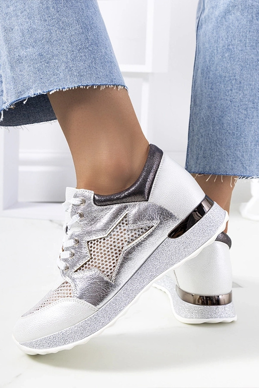 Zapatillas deportivas blancas...