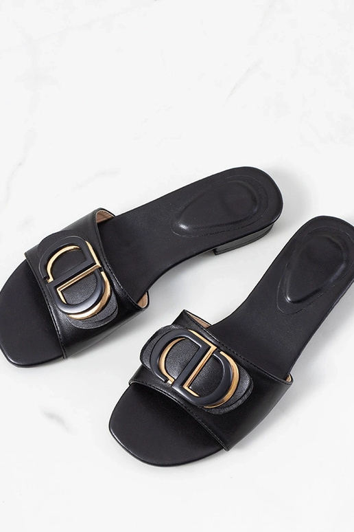 Chanclas negras con tacón plano,...