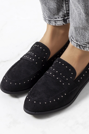 Zapatos negros de piel con tachuelas, "Ishana"