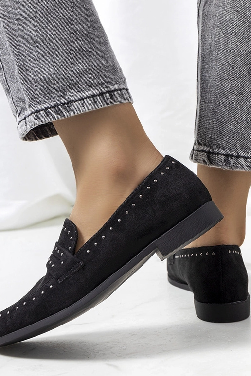 Zapatos negros de piel con tachuelas,...