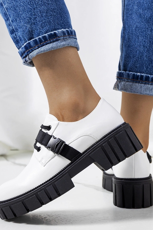 Zapatos blancos con suela de tractor...