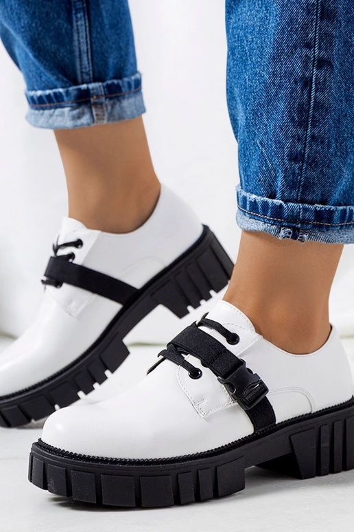 Zapatos blancos con suela de tractor...