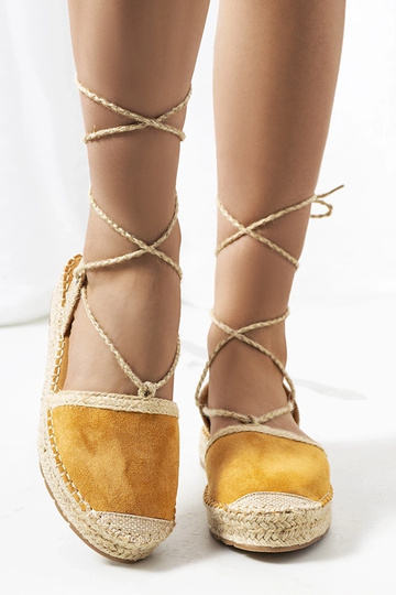 Alpargatas con cordones...