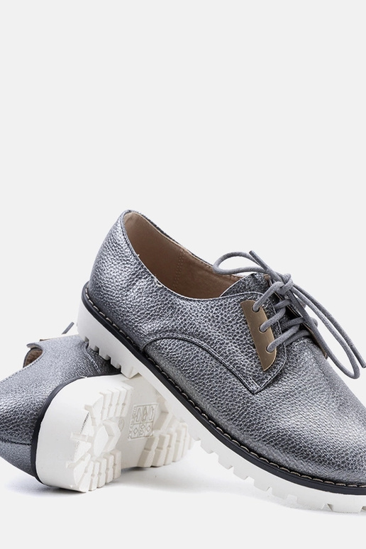 Zapatos infantiles grises brillantes...