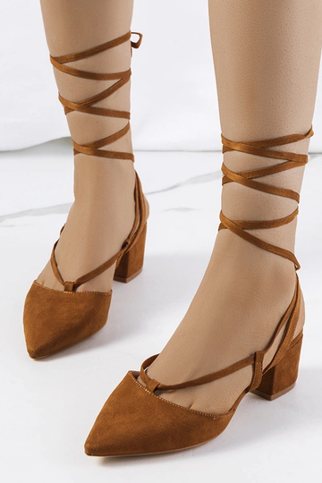 Zapatos de salón con cordones y tacón de bloque de color marrón de Victoris