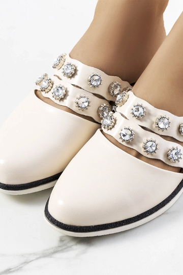 Chanclas color arena decoradas con tachuelas, “Asselt” 2
