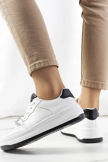 Zapatillas blancas con cadena Maring