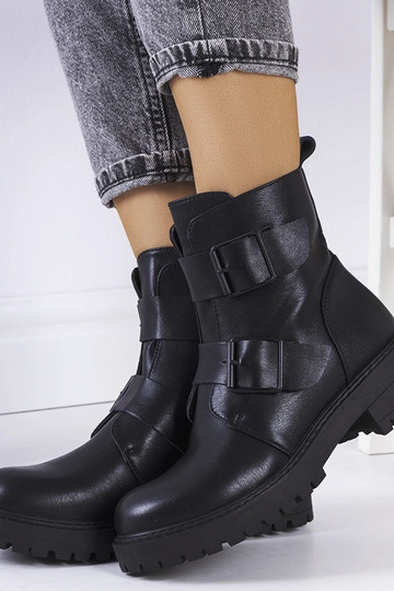 Botas negras de piel... 2