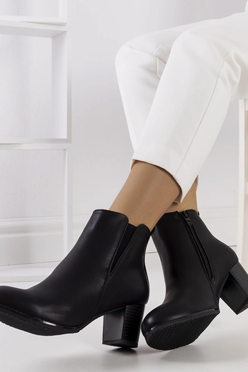 Botines negros de piel...