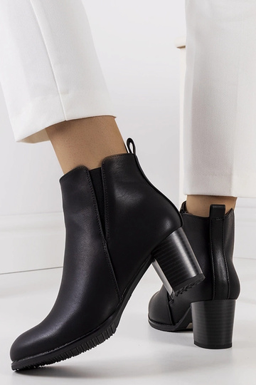 Botines negros de piel... 2