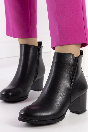 Botines negros de tacón...