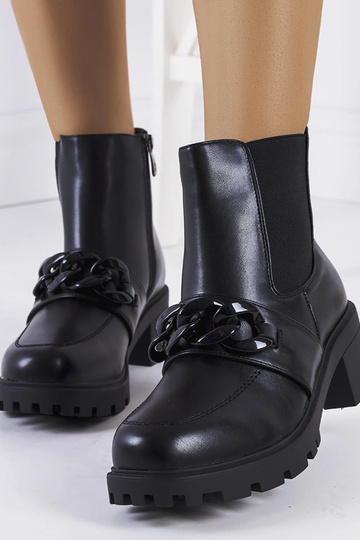 Botines negros con cadena, "Bilka"
