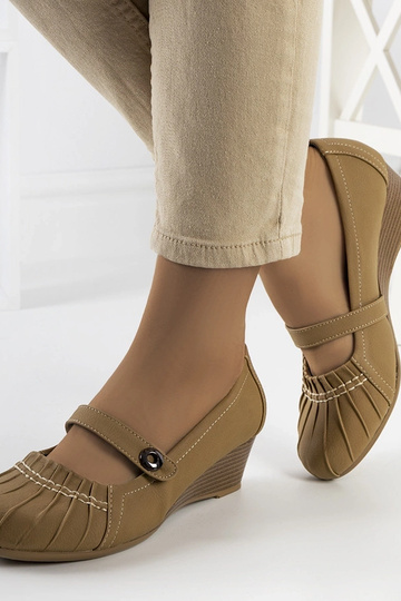 Zapatos de salón beige con...