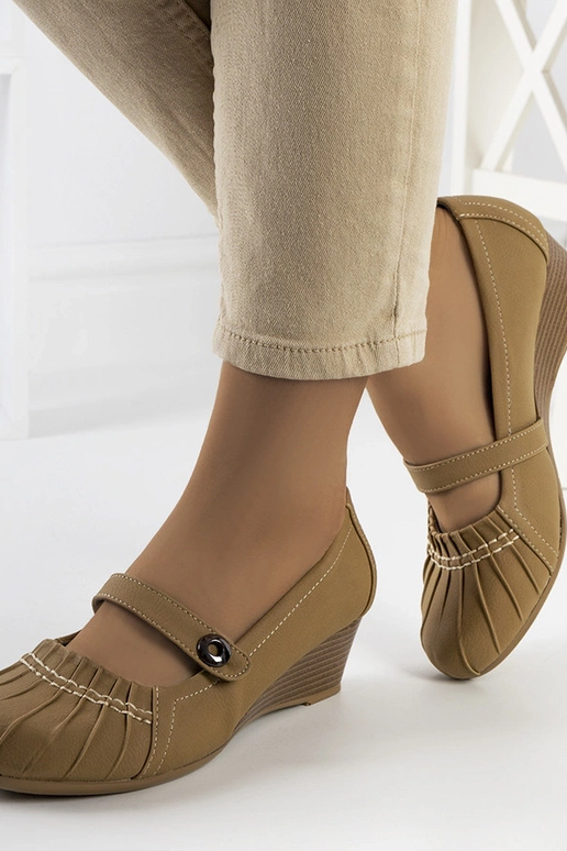Zapatos de salón beige con volantes Nita