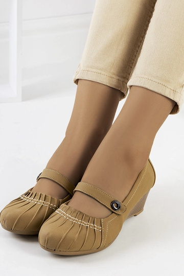 Zapatos de salón beige con... 2
