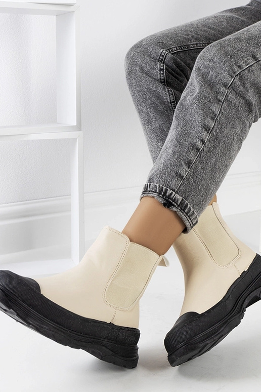 Zapatos de piel sintética color arena...