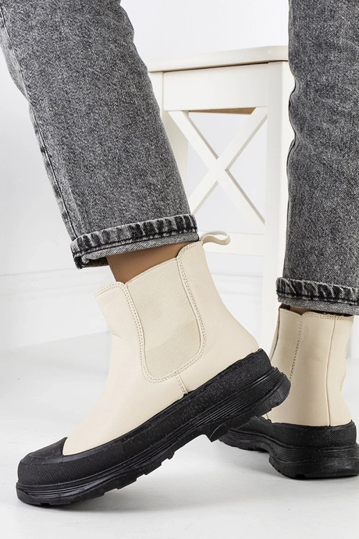 Zapatos de piel sintética color arena...