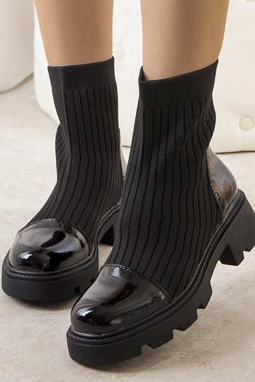 Botines negros con caña...