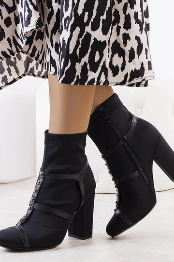 Botines negros con tacón Dagma