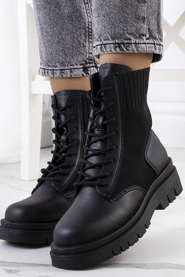 Botines negros con suela...