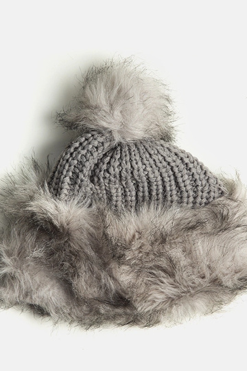Gorro con pompón Leola en color gris claro