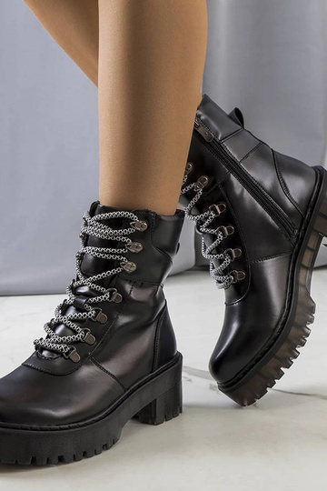 Botines negros con cordones...