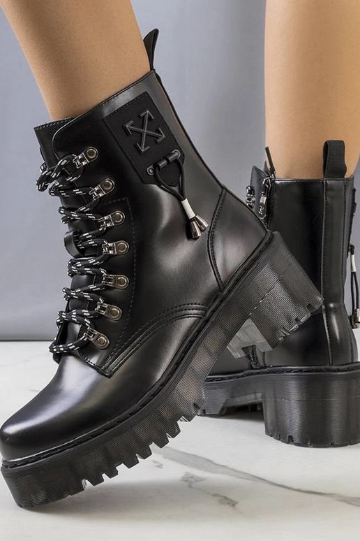 Botines negros con cordón decorativo...