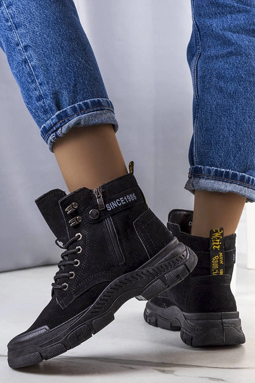 Botas negras aisladas de ante...