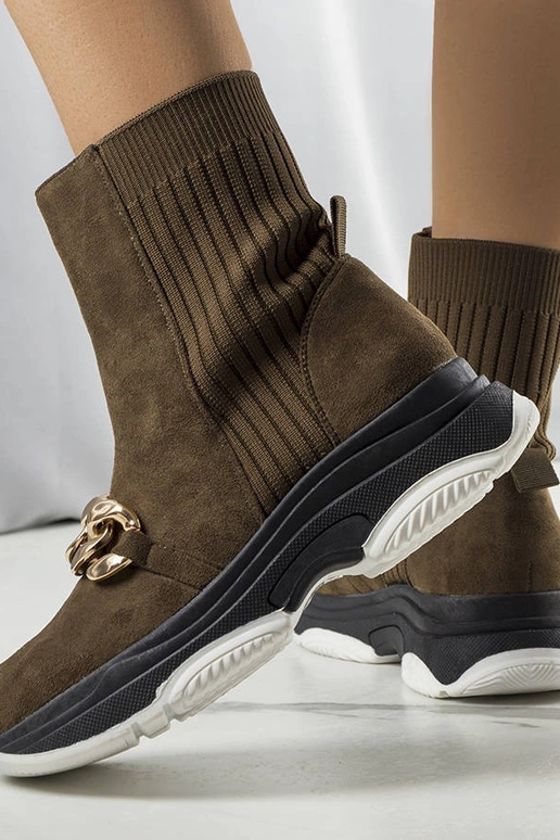 Botas de tobillo aisladas con cadena...