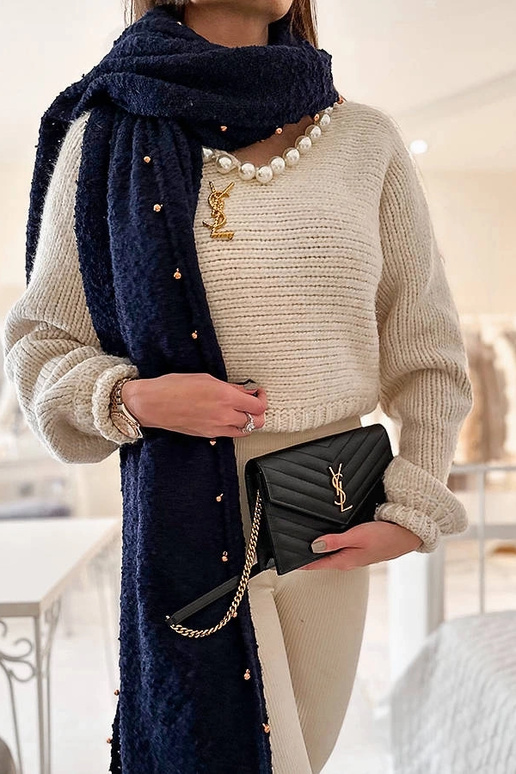 Chal azul marino con cuentas doradas...