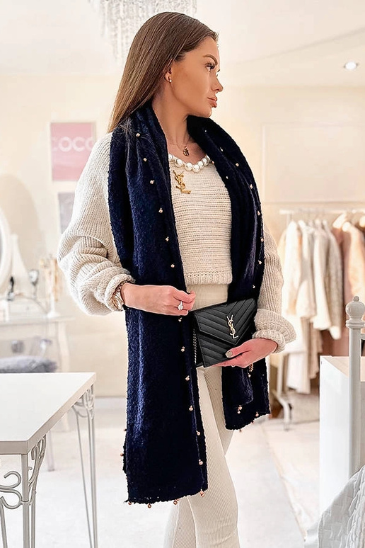 Chal azul marino con cuentas doradas...