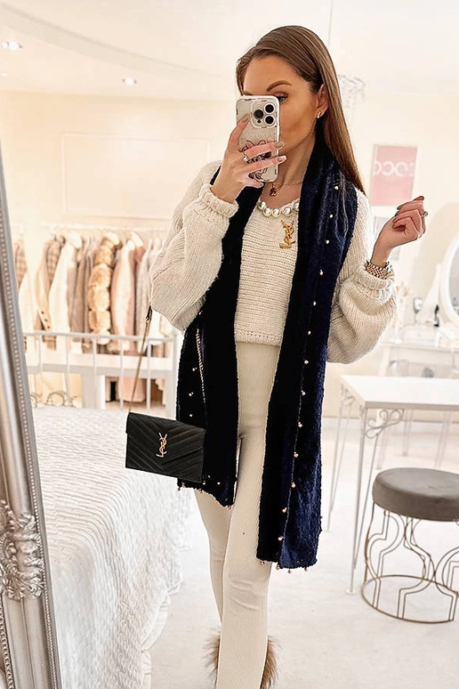 Chal azul marino con cuentas doradas...