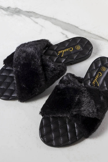 Chanclas negras con pelo... 2