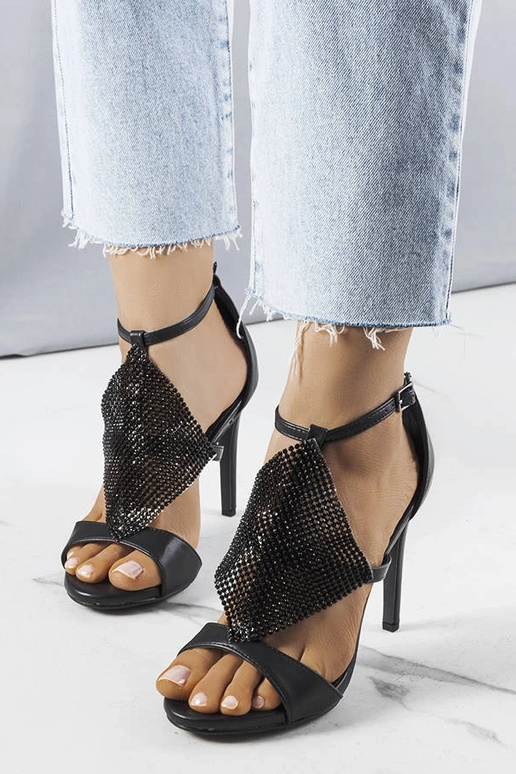 Sandalias negras elegantes de tacón...